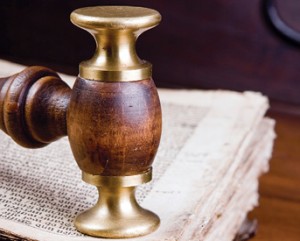 Judge's_gavel_on_book
