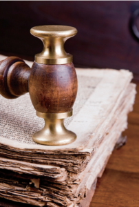 Judge's_gavel_on_book