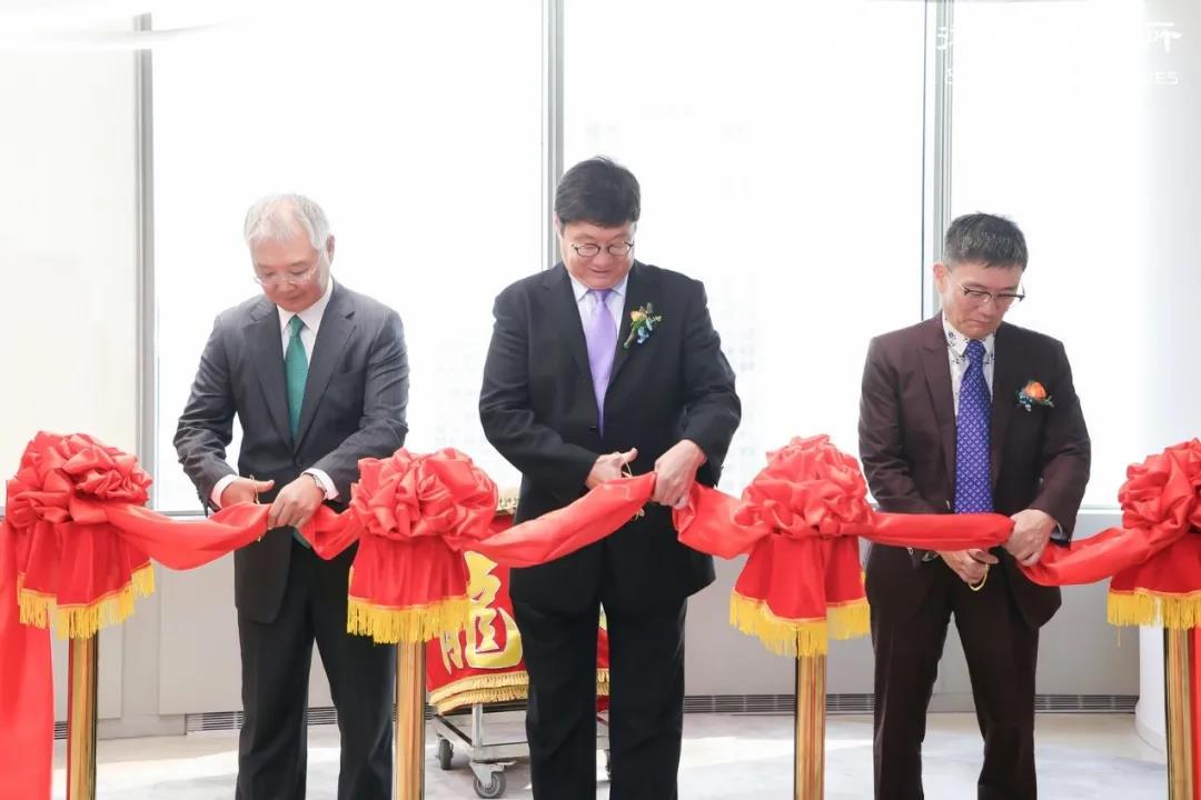 韩小京律师、刘钢律师和李洪积律师共同剪彩