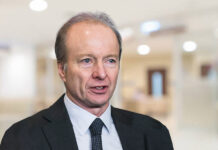 香港证监会总裁将于今年提早离任，Ashley Alder