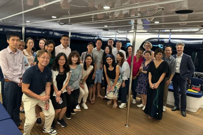 ACCHK kicks off summer with a junk boat outing (1)