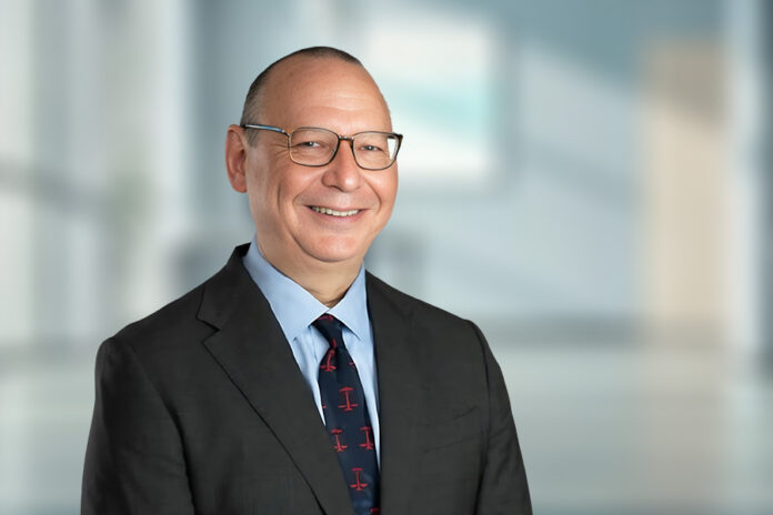Lawrence Carter returns to DLA Piper